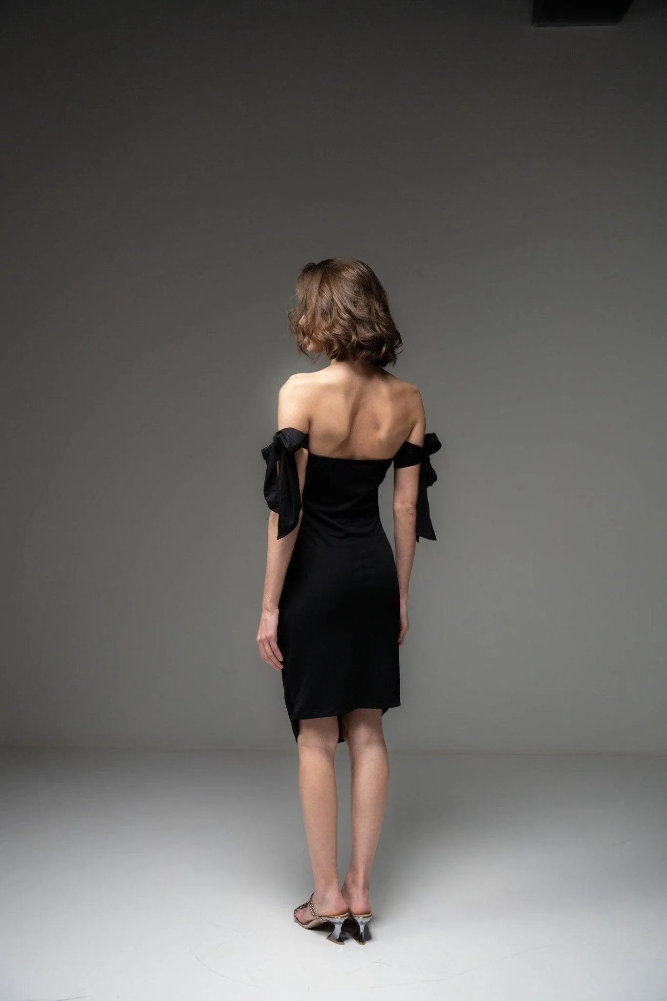 BLACK TIE-SLEEVE 
RUCHED DRESS